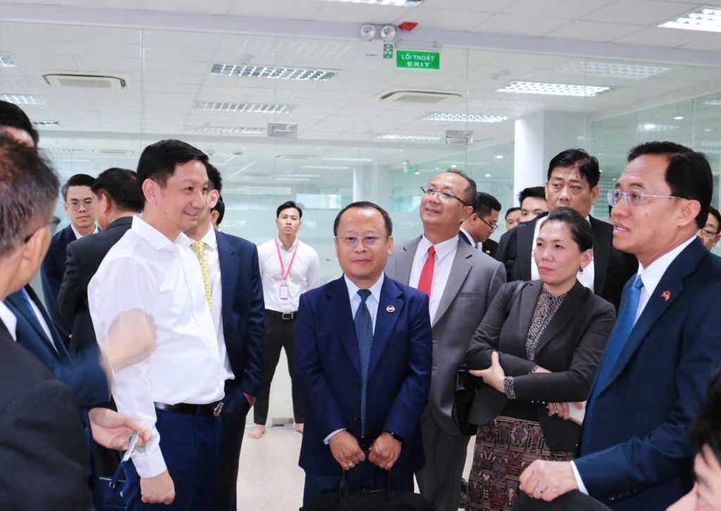 Bộ trưởng Leklay Sivilay nghe giới thiệu hệ thống giao thông thông minh
