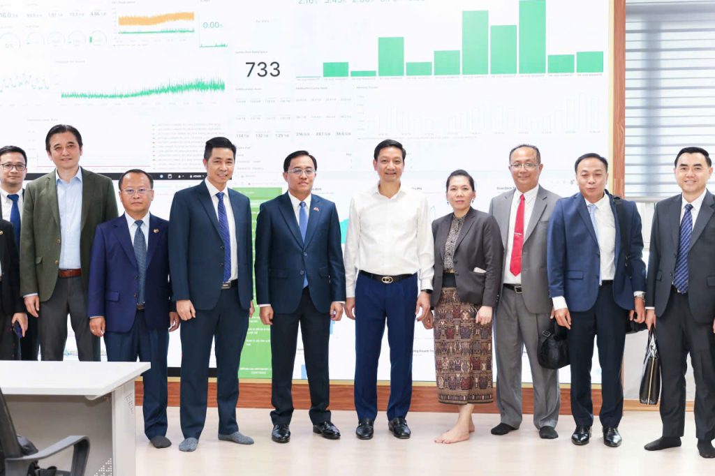 ĐOÀN CÔNG TÁC BỘ CÔNG CHÍNH VÀ VẬN TẢI LÀO THAM QUAN TRUNG TÂM GIÁM SÁT ĐIỀU HÀNH THU PHÍ ĐƯỜNG BỘ CAO TỐC