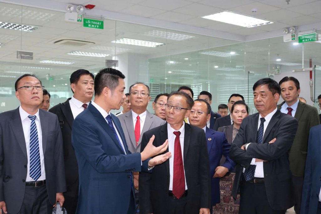Phó Giám đốc N-RETC Hồ Trọng Vinh giới thiệu hệ thống