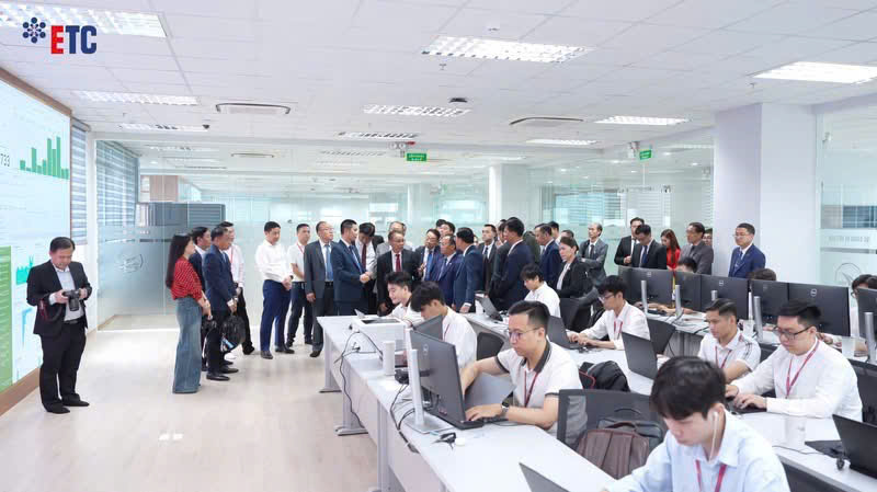 Đoàn công tác tham quan phòng điều hành thu phí ETC
