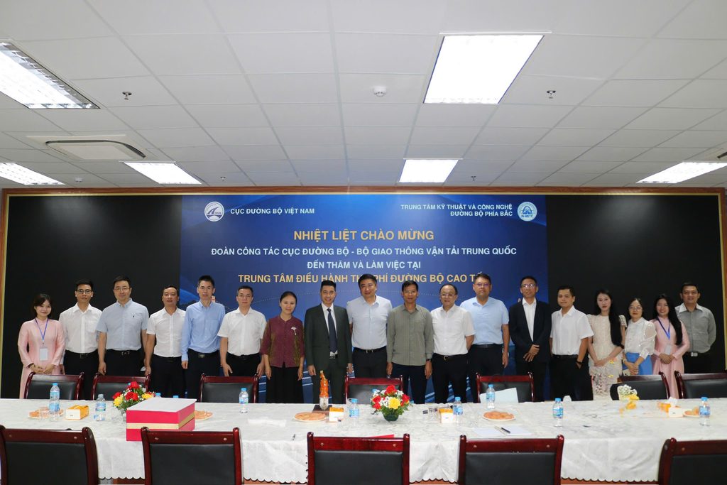 ĐOÀN CÔNG TÁC CỤC ĐƯỜNG BỘ TRUNG QUỐC THĂM VÀ LÀM VIỆC TẠI TRUNG TÂM DỮ LIỆU THU PHÍ ĐƯỜNG BỘ (BACK-END)
